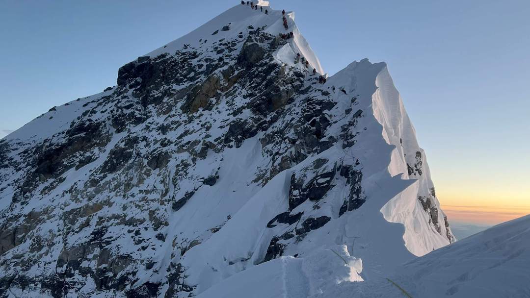 Un guide népalais présumé mort émerge vivant, rampant du mont Everest après six jours