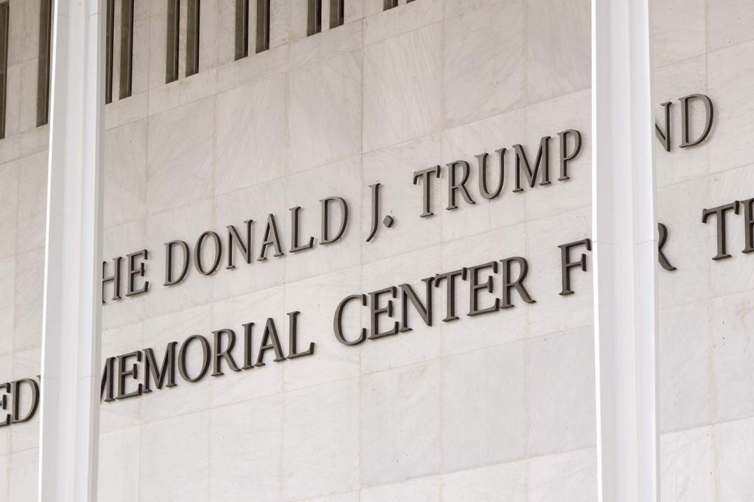 Le Kennedy Center ordonné de retirer le nom de Trump après une décision de justice fédérale