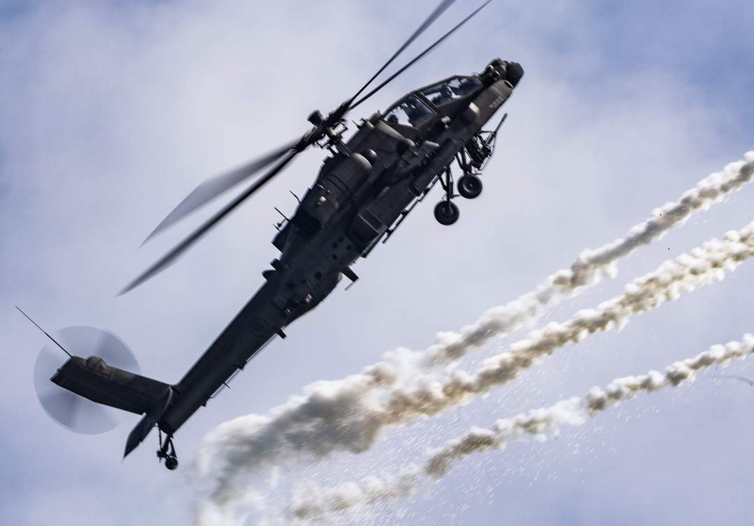 Pilotes indemnes alors qu'un hélicoptère Apache américain s'écrase près d'Ormuz, selon Trump
