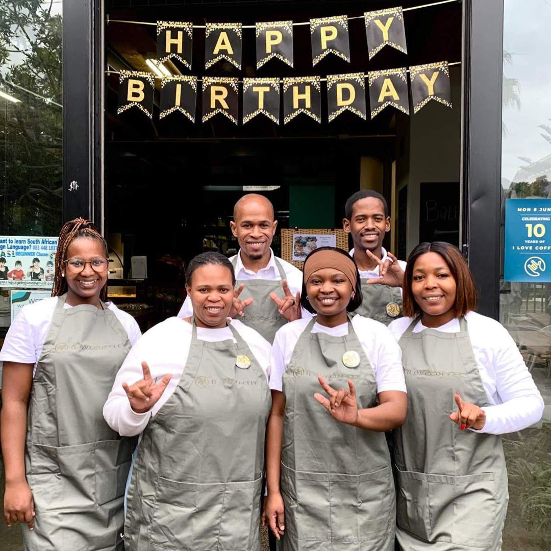 Ce café qui emploie des personnes sourdes fête 10 ans, 500 000 heures et s'étend au Royaume-Uni