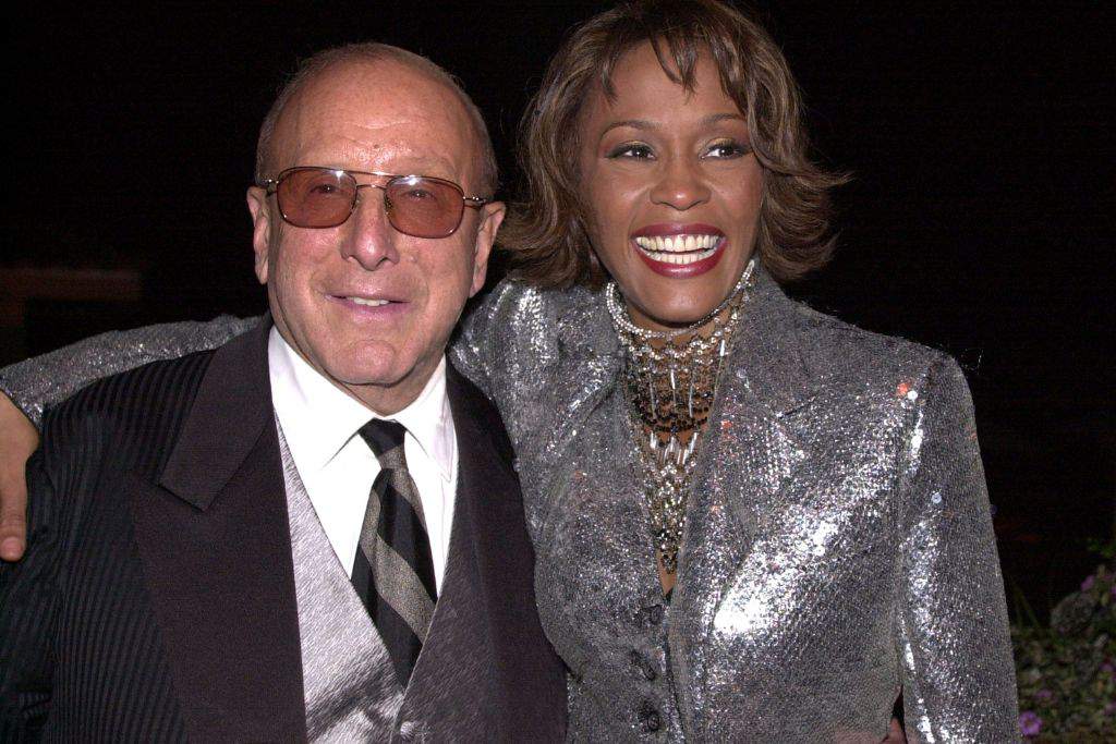 O homem por trás de algumas das maiores estrelas cantoras do mundo, Clive Davis, morreu.