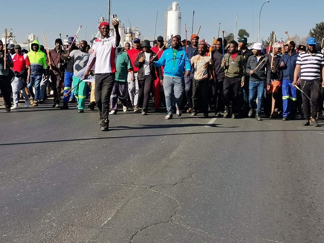 Des résidents d'Ekurhuleni ciblent des entreprises accusées d'employer des étrangers
