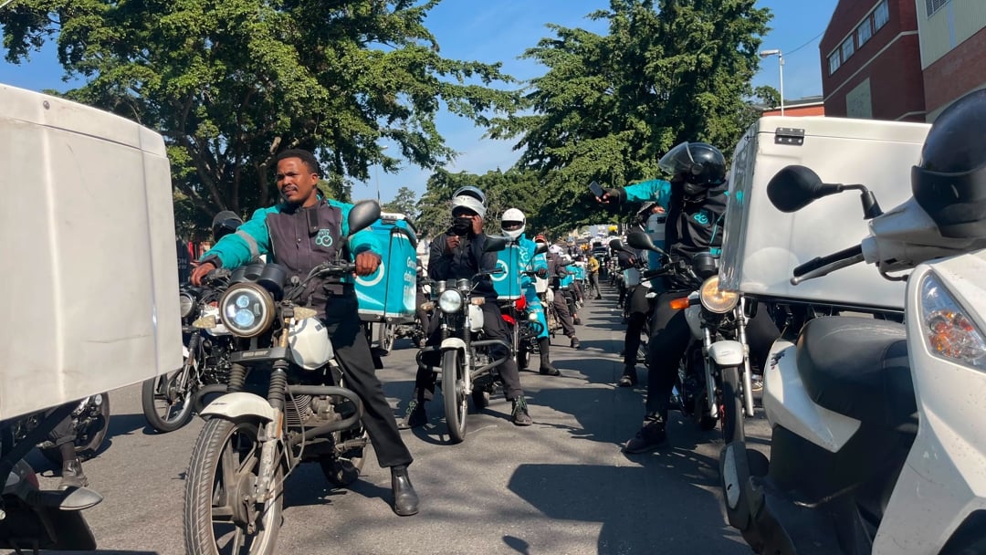 « Conduire une moto n'est pas une compétence rare » : March and March vise les emplois de livreur